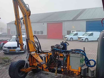 Mowing arm with flailmower Bos HE6000C