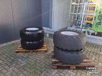 Wheels, Tyres, Rims & Dual spacers Dunlop 405/70R18 SP T9