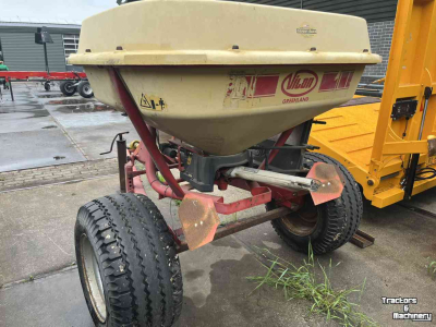 Fertilizer spreader Vicon Pendelstrooier
