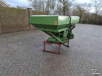 Fertilizer spreader Amazone Kunstmeststrooier