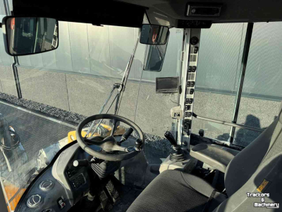 Wheelloader Volvo L70F shovel