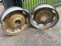 Wheels, Tyres, Rims & Dual spacers Case-IH 11w x 38, set velgen afkomstig van een 856XL, 2 verschillende modellen, ZF 8 gaats steek
