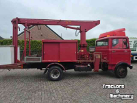 Truck Mercedes Benz LP 608 met hoogwerker.