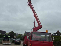 Truck Mercedes Benz LP 608 met hoogwerker.