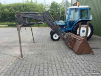 Front-end loader  Robuuste voorlader met bak en balenprikker, MF