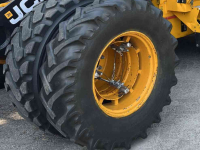 Wheels, Tyres, Rims & Dual spacers  16.9R28 naast 20.5R25