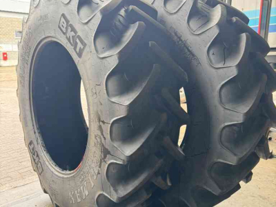 Wheels, Tyres, Rims & Dual spacers BKT 520/85R38 (20.8R38)