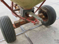 Fertilizer spreader Vicon Pendelstrooier op wielstel