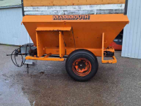 Manure spreader  Mammouth turf / compoststrooier