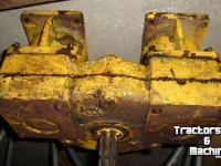 Diverse used spare-parts Herder Tandwielkast van een Herder MB