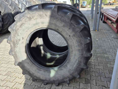 Wheels, Tyres, Rims & Dual spacers Vredestein 600/70R28 Traxion XXL banden 12/23mm