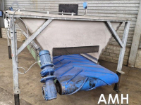 Bulk box tipper  Bunker met uitvoerband+kantelaar – complete set,  Dosierbunker mit Austragsband inklusive Kistenkipper (Komplettset)