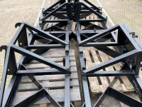 Other attachments and accessories  Aanbouwdelen Grondbakken puinrieken tegelrieken vlakramen balenklemmen palletvorken