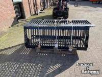 Other attachments and accessories  Aanbouwdelen Grondbakken puinrieken tegelrieken vlakramen balenklemmen palletvorken
