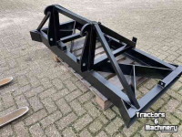 Other attachments and accessories  Aanbouwdelen Grondbakken puinrieken tegelrieken vlakramen balenklemmen palletvorken