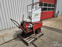 Other livestock equipment and accessories Duks Strohakselaar met benzinemtor voor kleine pakjes