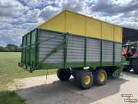 Self-loading wagon Taarup 1030 gerestaureerd