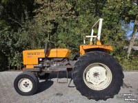 Tractor Renault 551