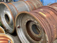 Wheels, Tyres, Rims & Dual spacers Case-IH 4x Vaste Velg DW27x38 280/335/10gaats zijkant naar binnenplaat 27cm andere zijde 44cm