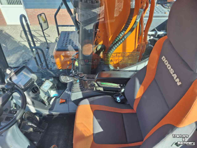 Excavator mobile Doosan Develon DX160W-5