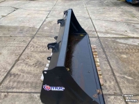 Front-end loader bucket / Front loader bucket Qmac voorladerbak grondbak 2.20